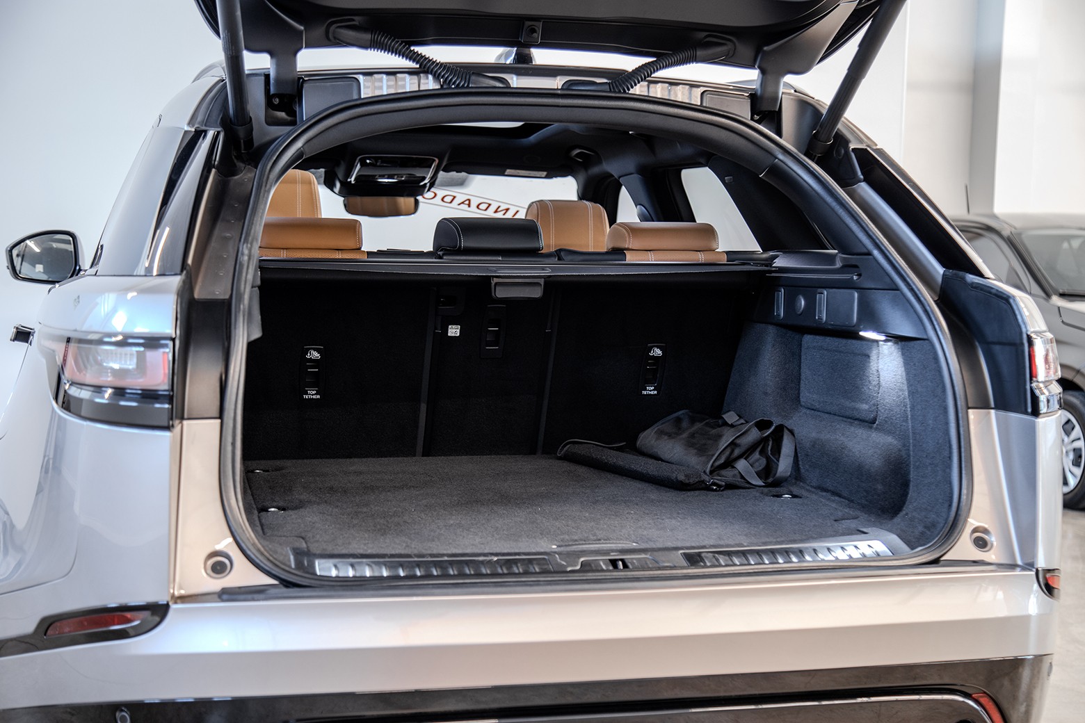 Range Rover Velar R-dynamic HSE P400E — foto 15